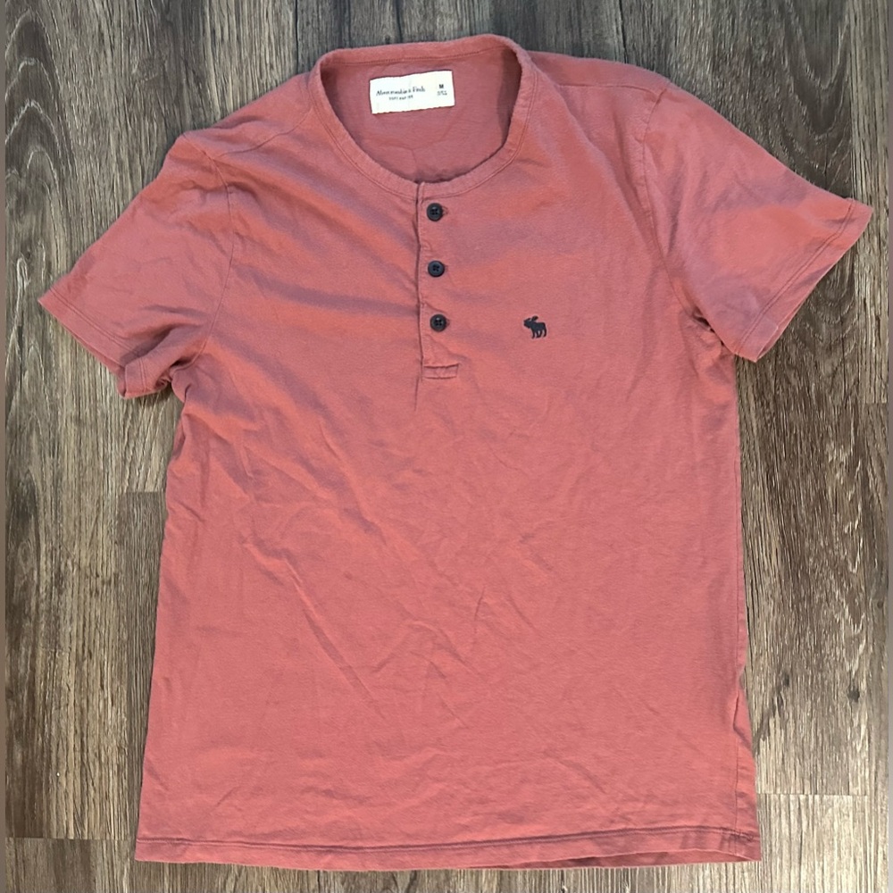 Vintage Men’s Abercrombie & Fitch Light Red/Blue Moose Logo Henley Shirt- Medium